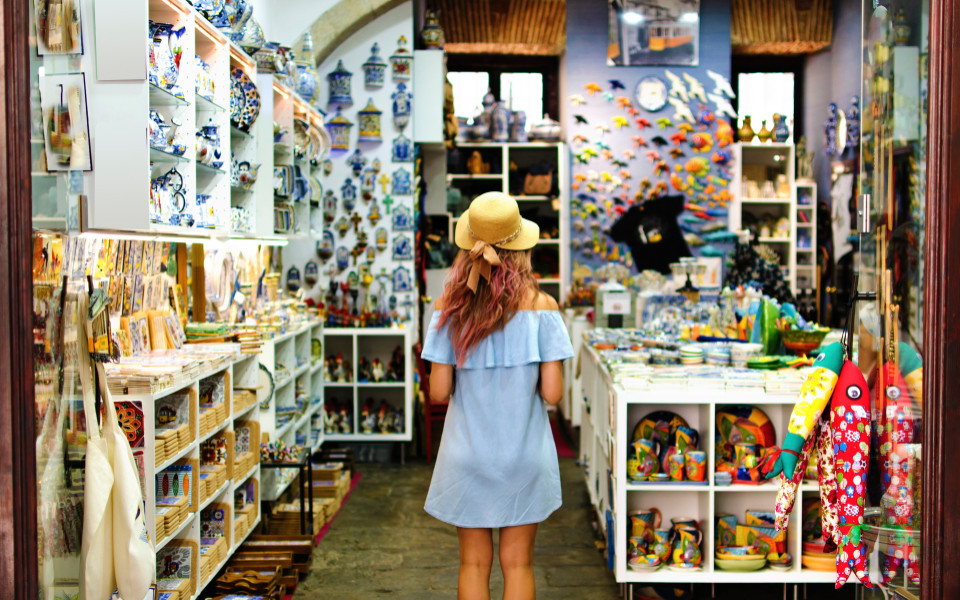 Blonde Frau in einem Souvenirladen in Lissabon, Portugal